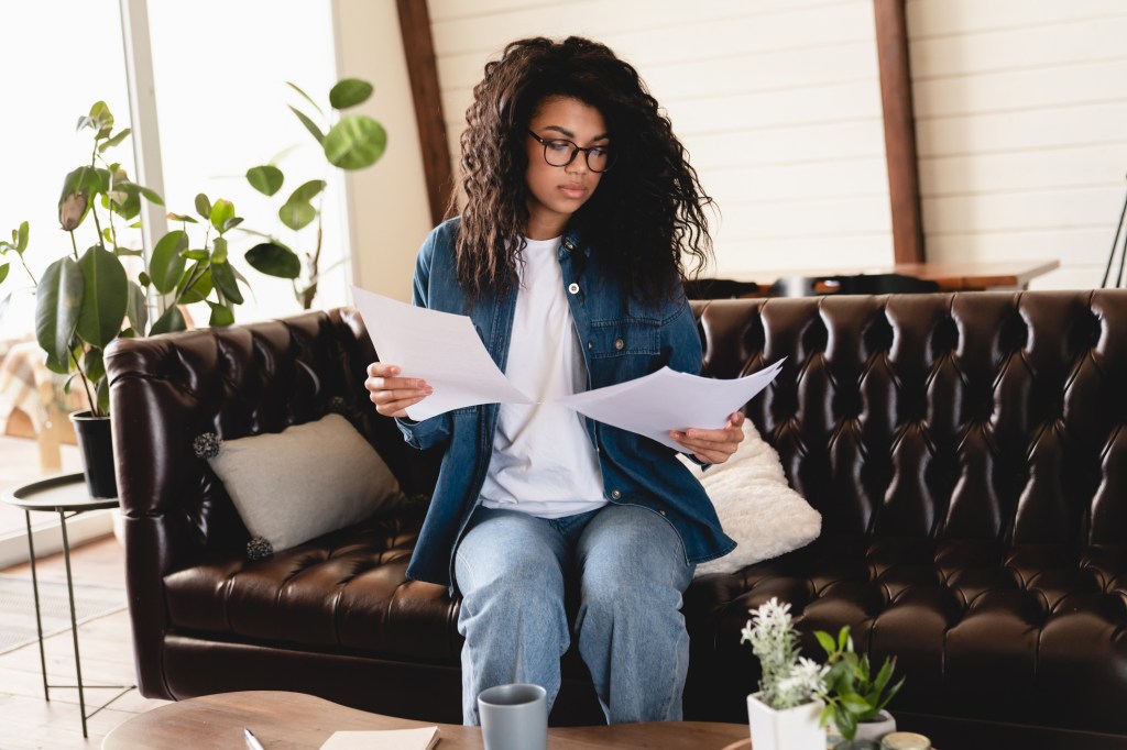 frau couch zettel jeans job arbeit