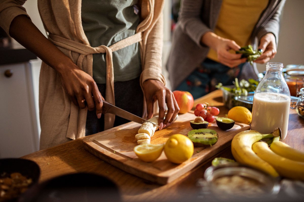 richtige Ernährung: Freundinnen bereiten Essen zu Ernährungsgewohnheiten