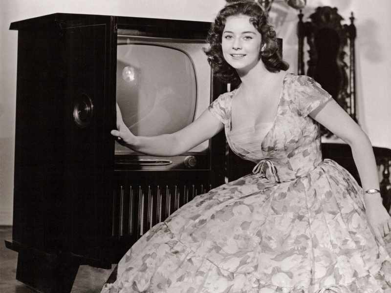 frau 50er fernseher vintage alt kleid hausfrau