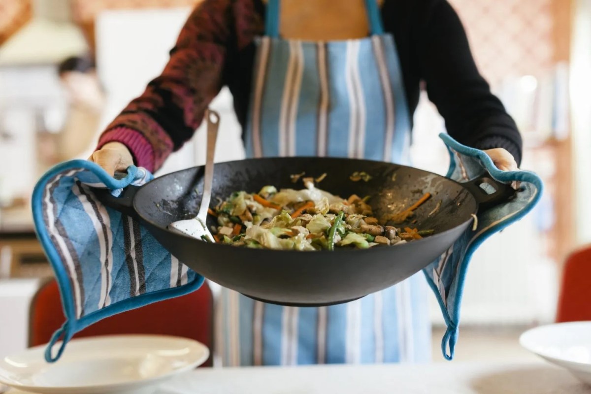 kochen frau pfanne gemüse lecker essen schütze zu hause küche