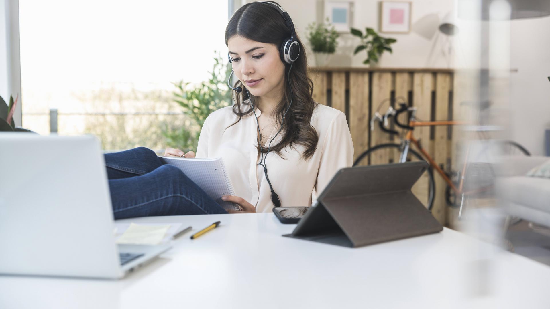 Frau am Schreibtisch mit Telefon