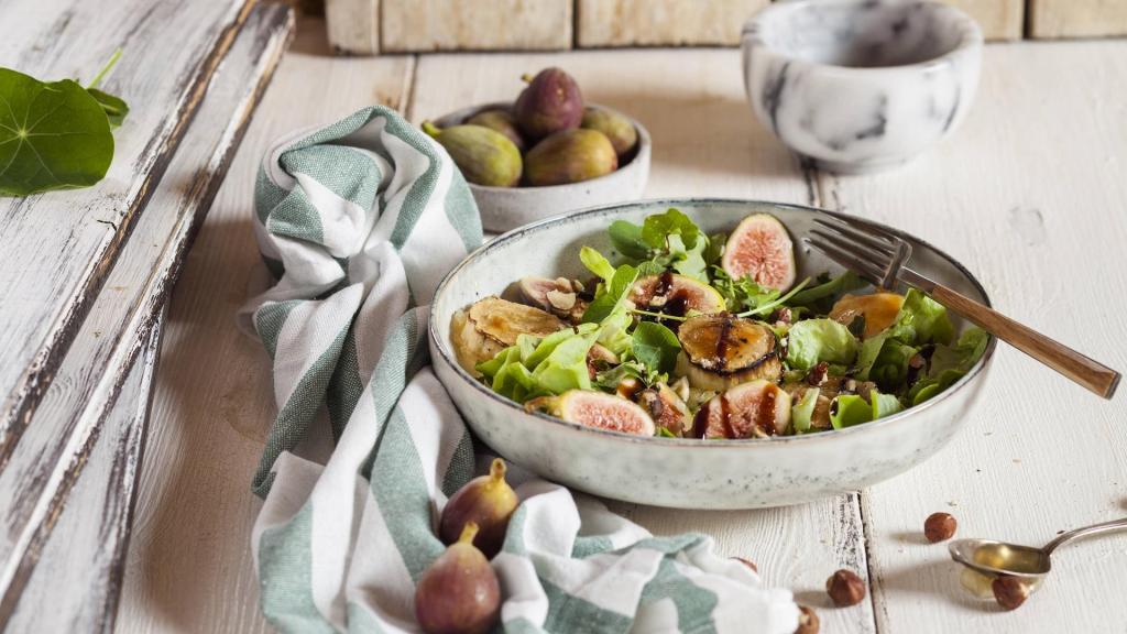 Schüssel Feigensalat auf einem gedeckten Tisch. ernährung umstellen