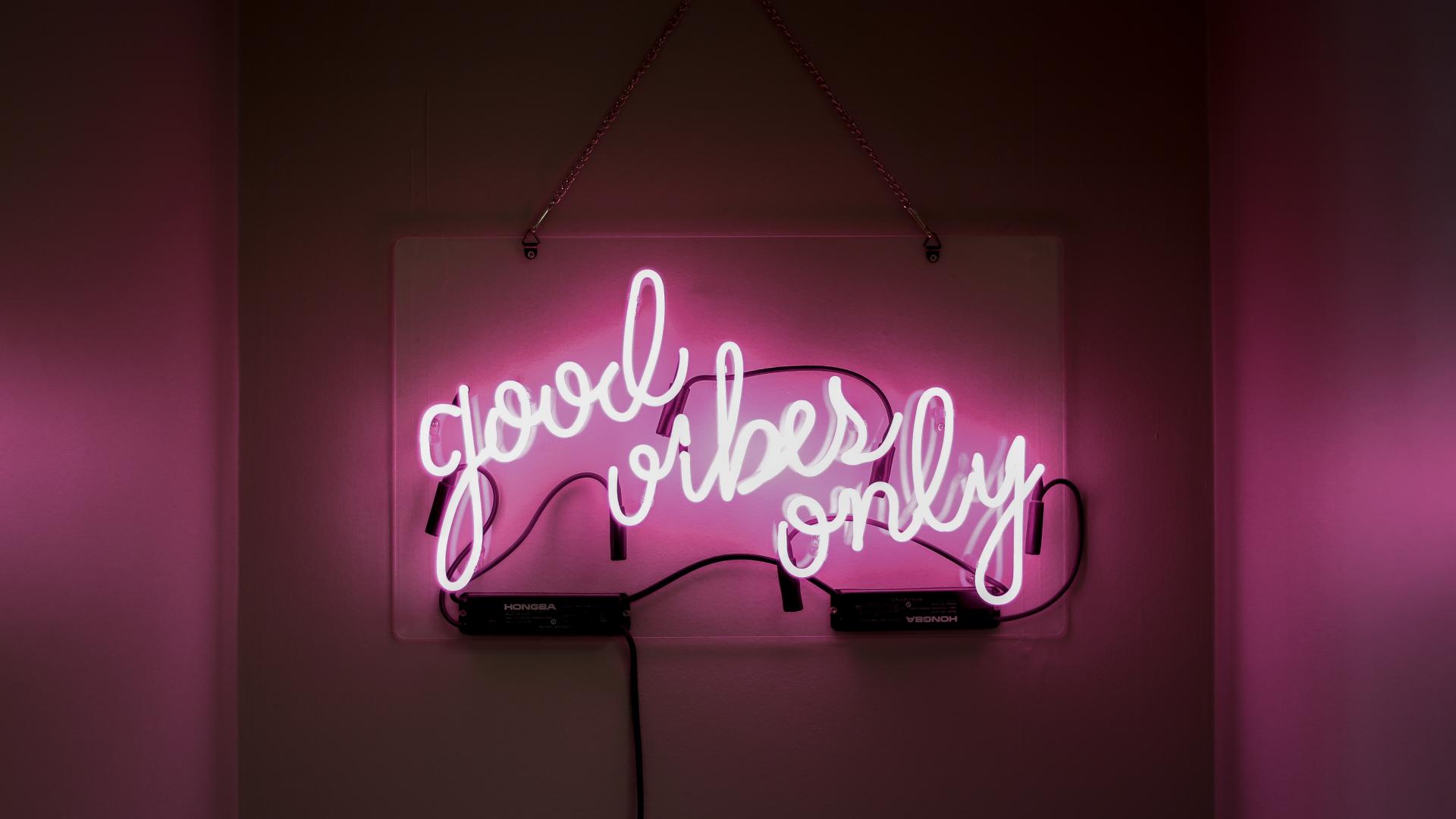 Neon-Leuchtschild mit der Aufschrift good vibes only