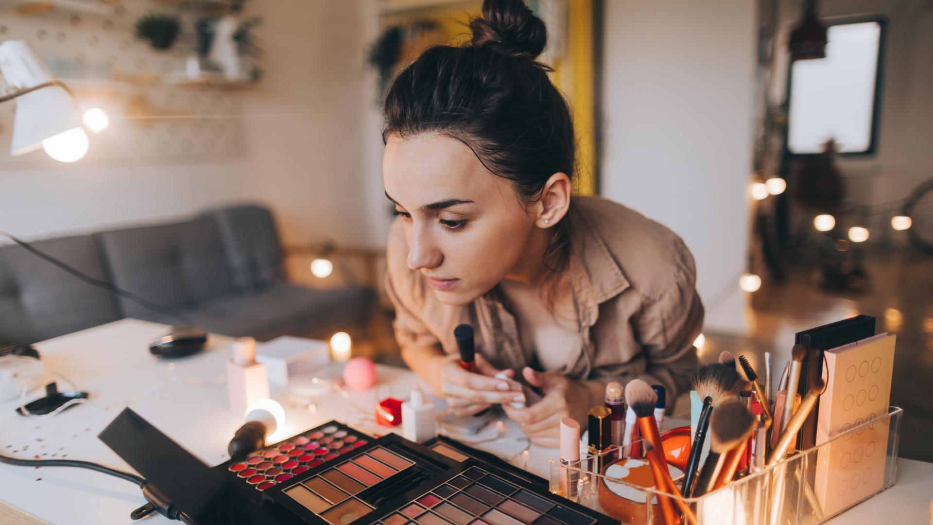 make up frau schminken, zuhause