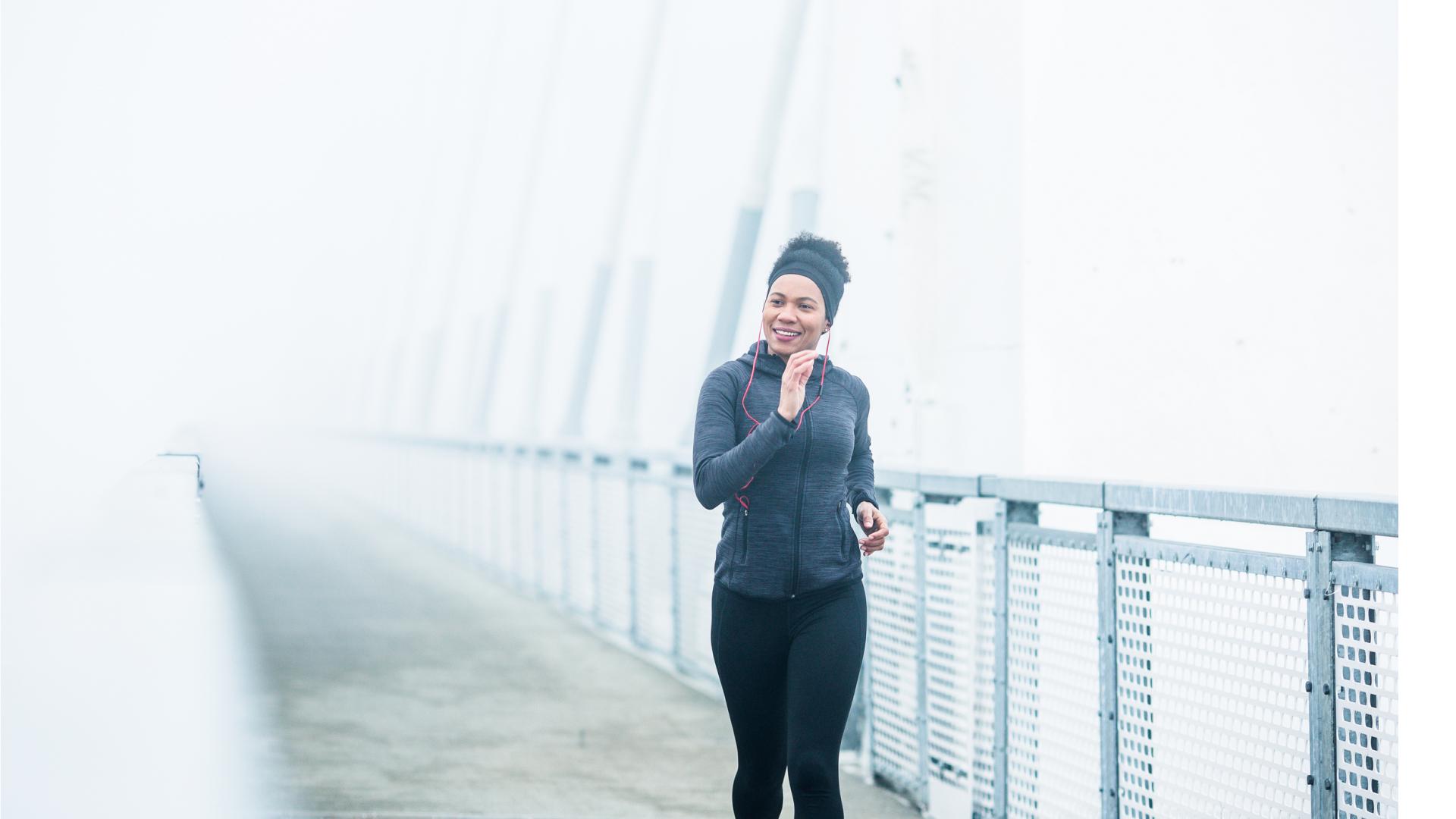 Frau geht joggen