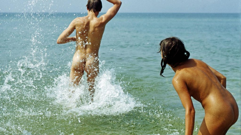 Frau mann FKK Strand nackt im meer