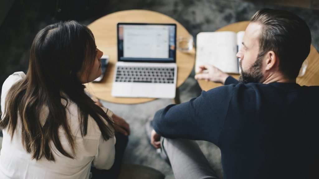 Büro Mann Frau Besprechung