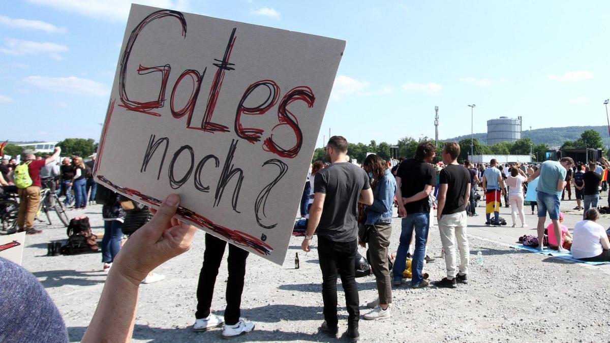 Demo in Stuttgart: Viele Coronaleugner und andere Anhänger von Verschwörungstheorien kämpfen gegen Einschränkungen.