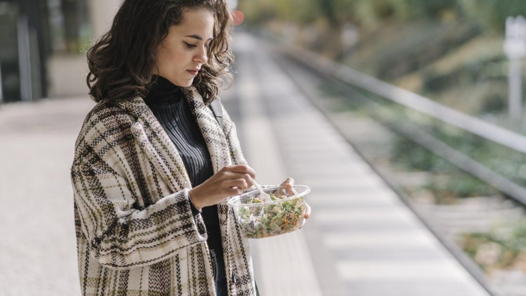 Frau Essen Bahnhof Salat