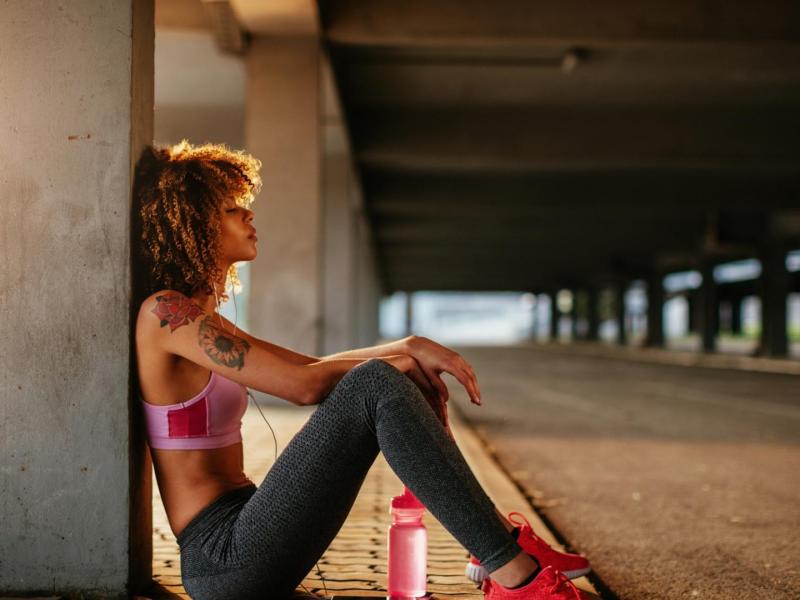 Frau Sport Müde Sitzen