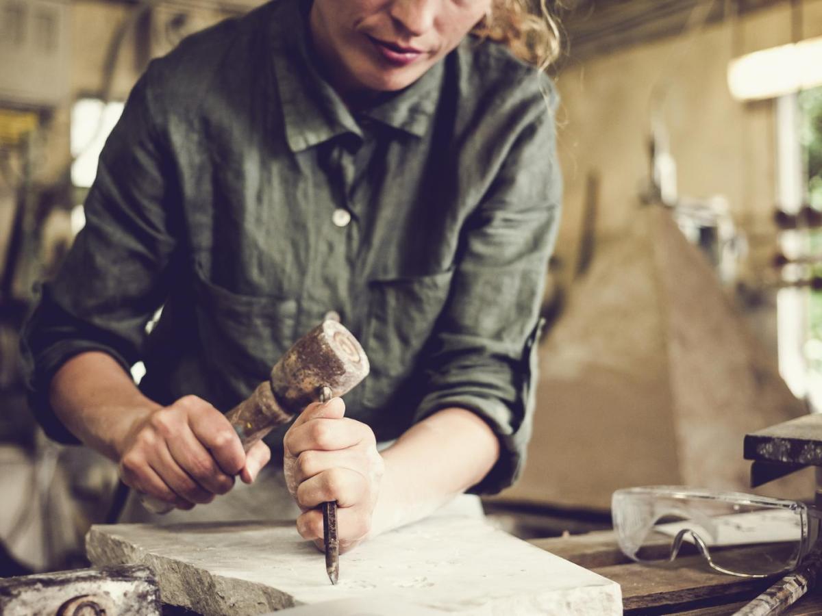 Frau hämmert Handwerk