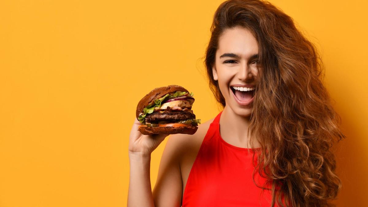 Frau mit Burger