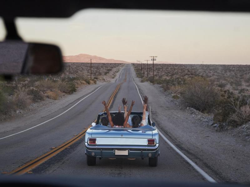 Gruppe von Freunden auf einem Roadtrip im Auto