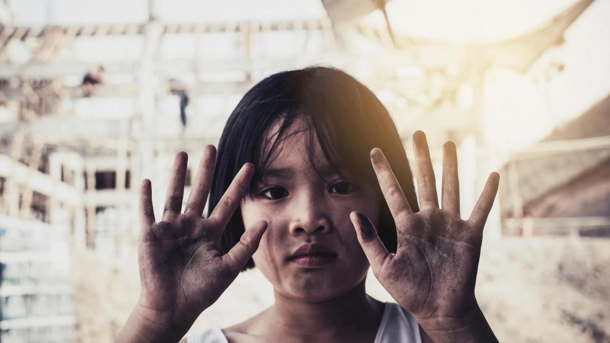 Kinderarbeit junges Mädchen dreckige Hände