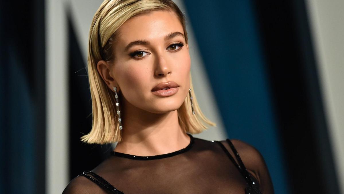 Model Hailey Bieber bei der Vanity Fair Party mit glatten blonden Haaren im schwarzen Abendkleid