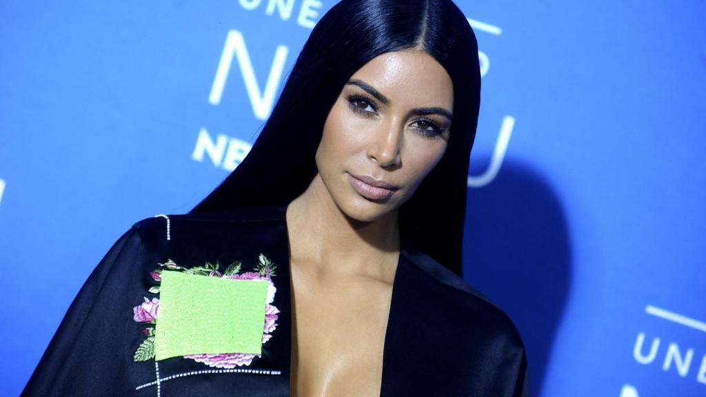 Reality-Star Kim Kardashian auf dem roten Teppich mit glatten Haaren