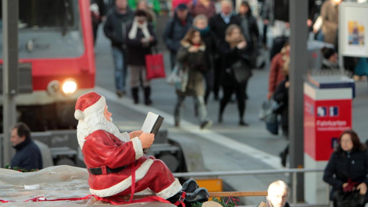 Weihnachten weihnachtsmann straße menschen laufen