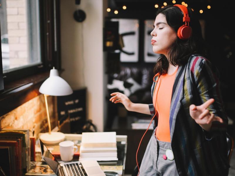 kopfhörer frau musik tanzen