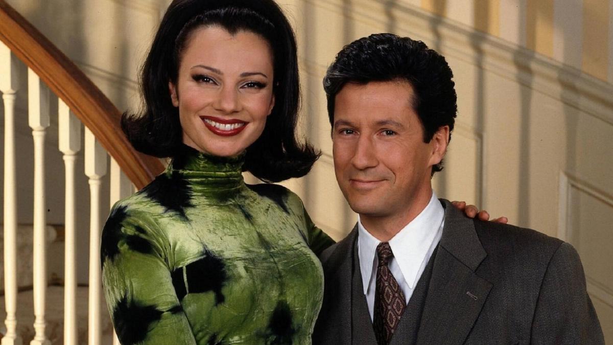 lächelnde Fran Drescher & Charles Shaughnessy von Die Nanny vor einem Treppengeländer