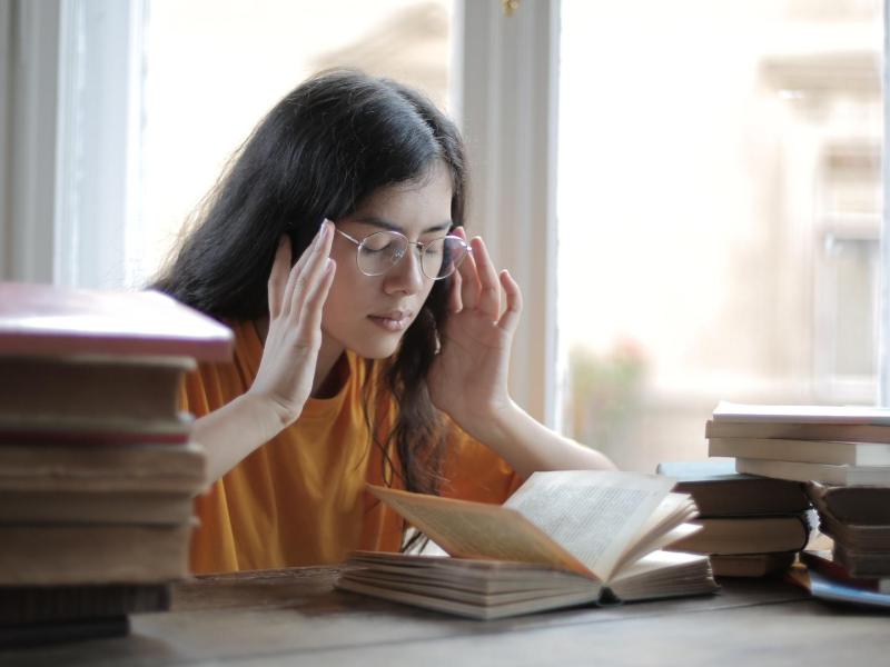 lernen bücher frau studium