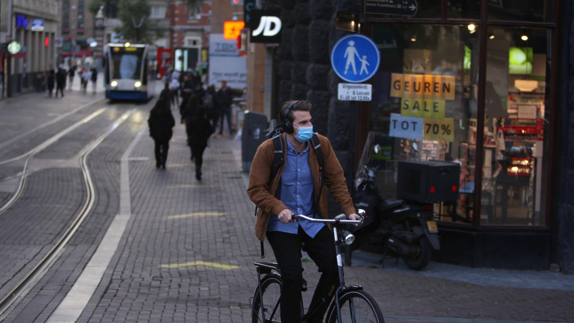 maskenpflicht auf der straße mann fahrrad stadt