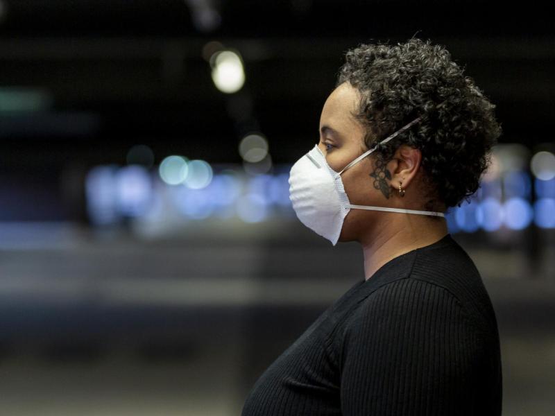 traurig frau maske schwarz bipoc corona unglücklich u bahn straße