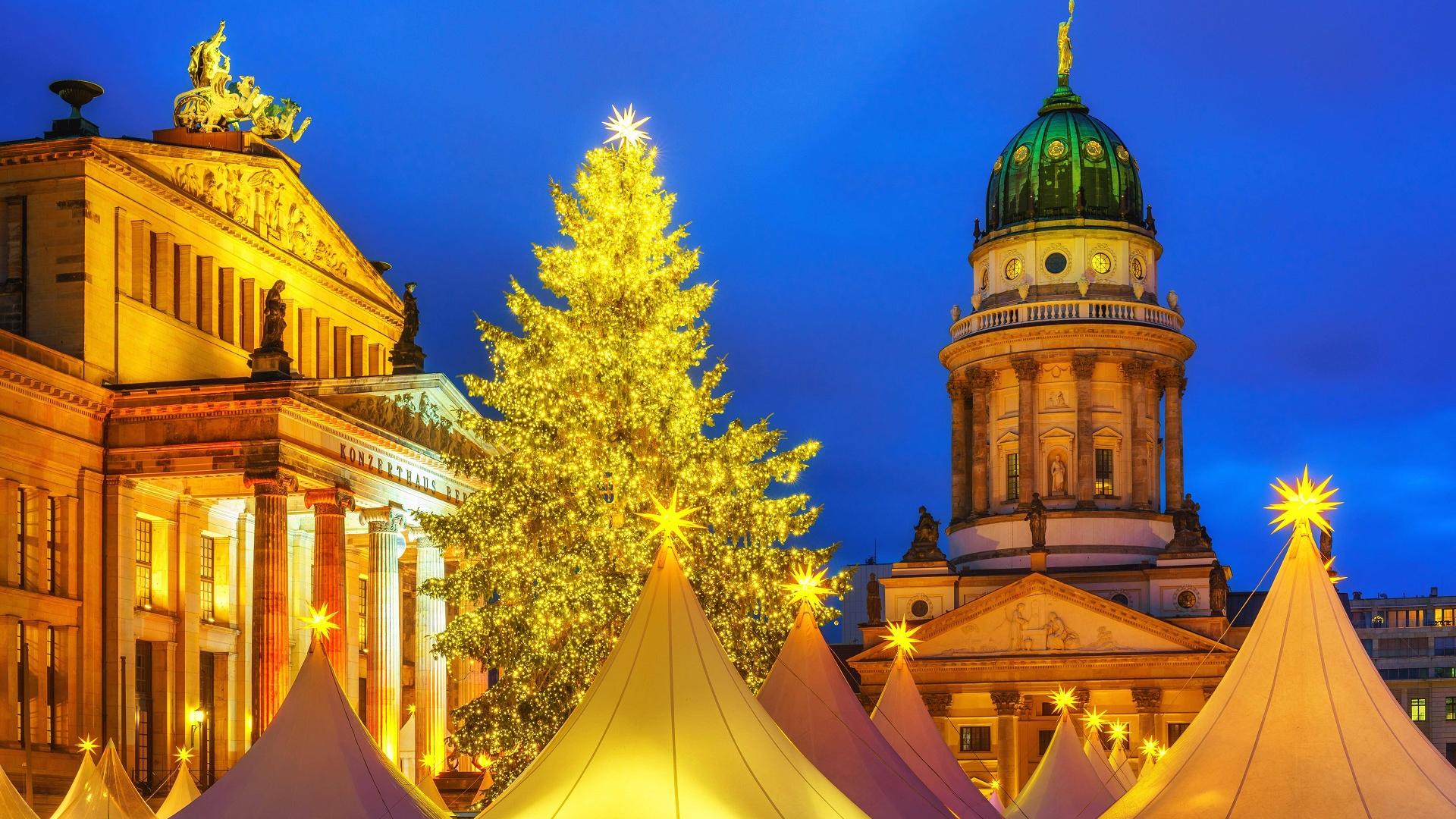 Weiße Zelte auf dem Weihnachtsmarkt am Gendarmenmarkt