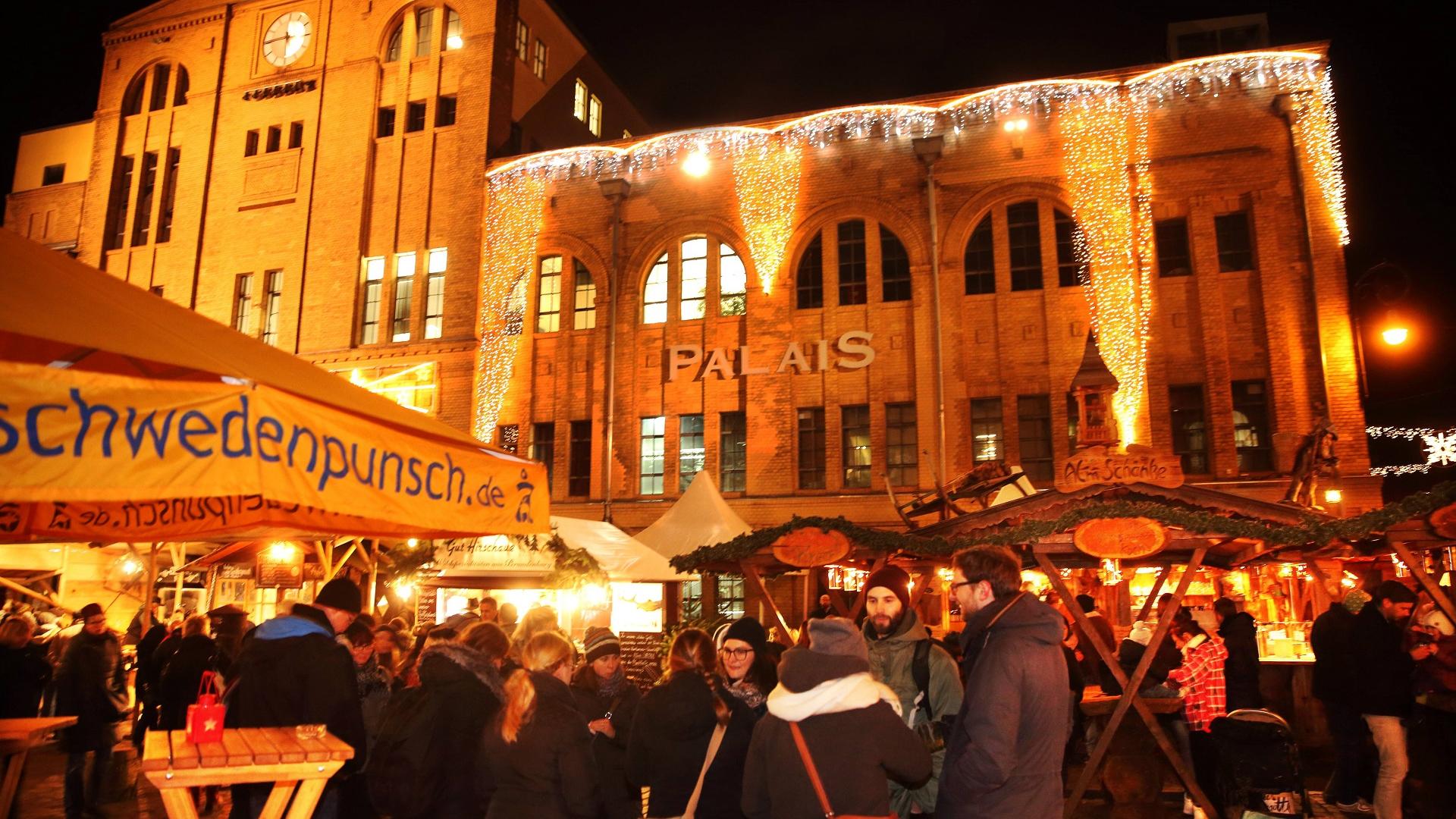 Stände auf dem Lucia-Weihnachtsmarkt in der Kulturbrauerei