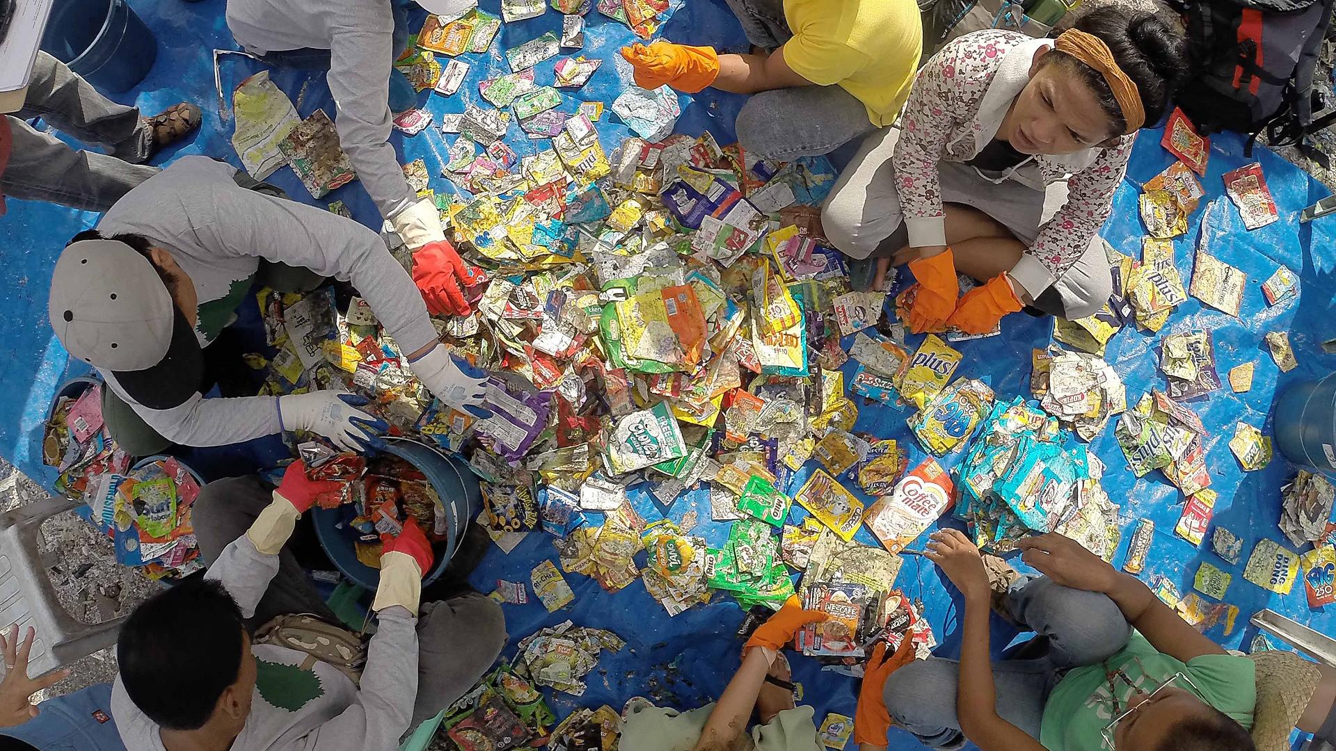 Menschen sammeln und sortieren Plastikmüll