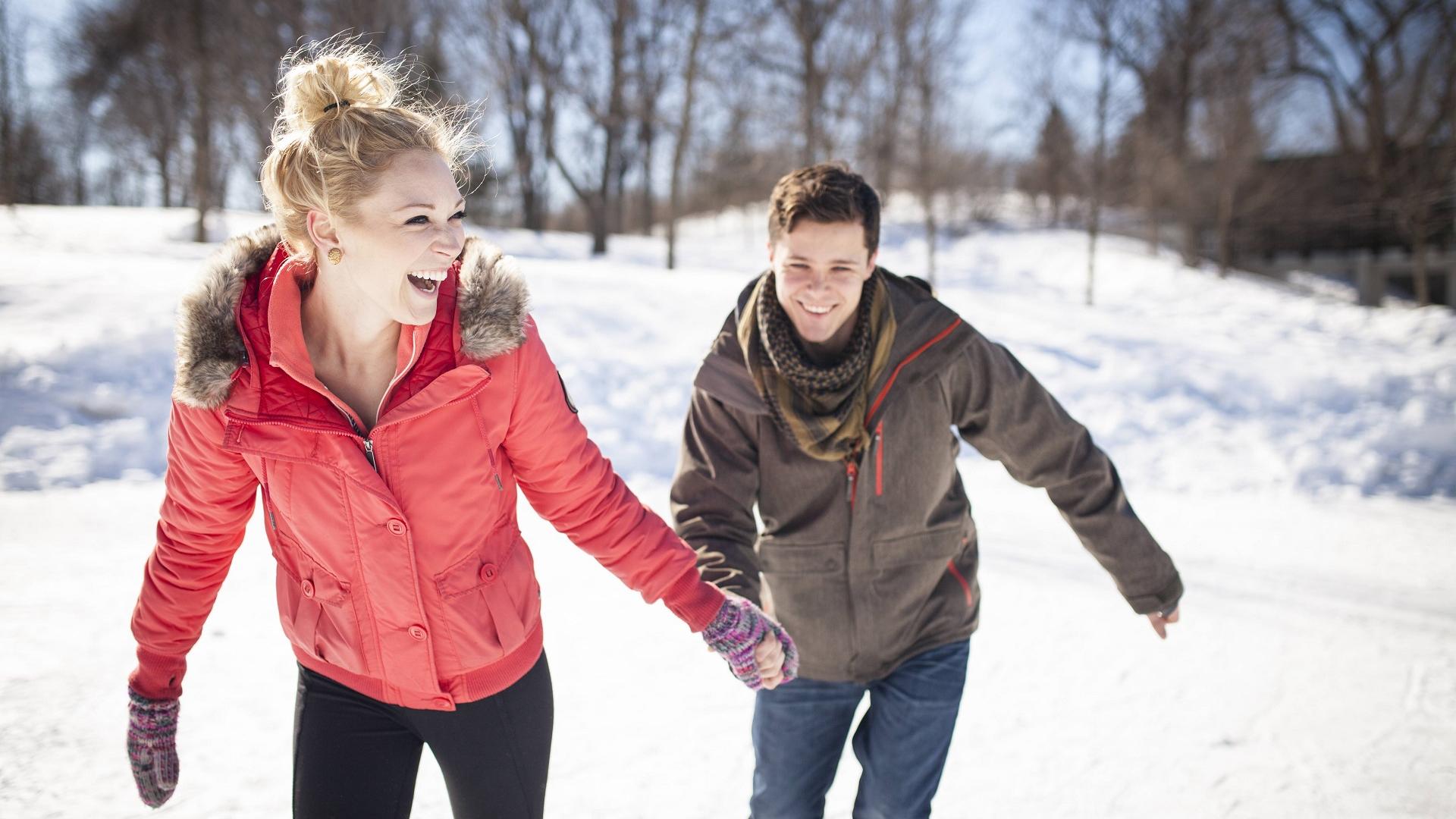 Date Idee Winter Schlittschuhalaufen als Pärchen