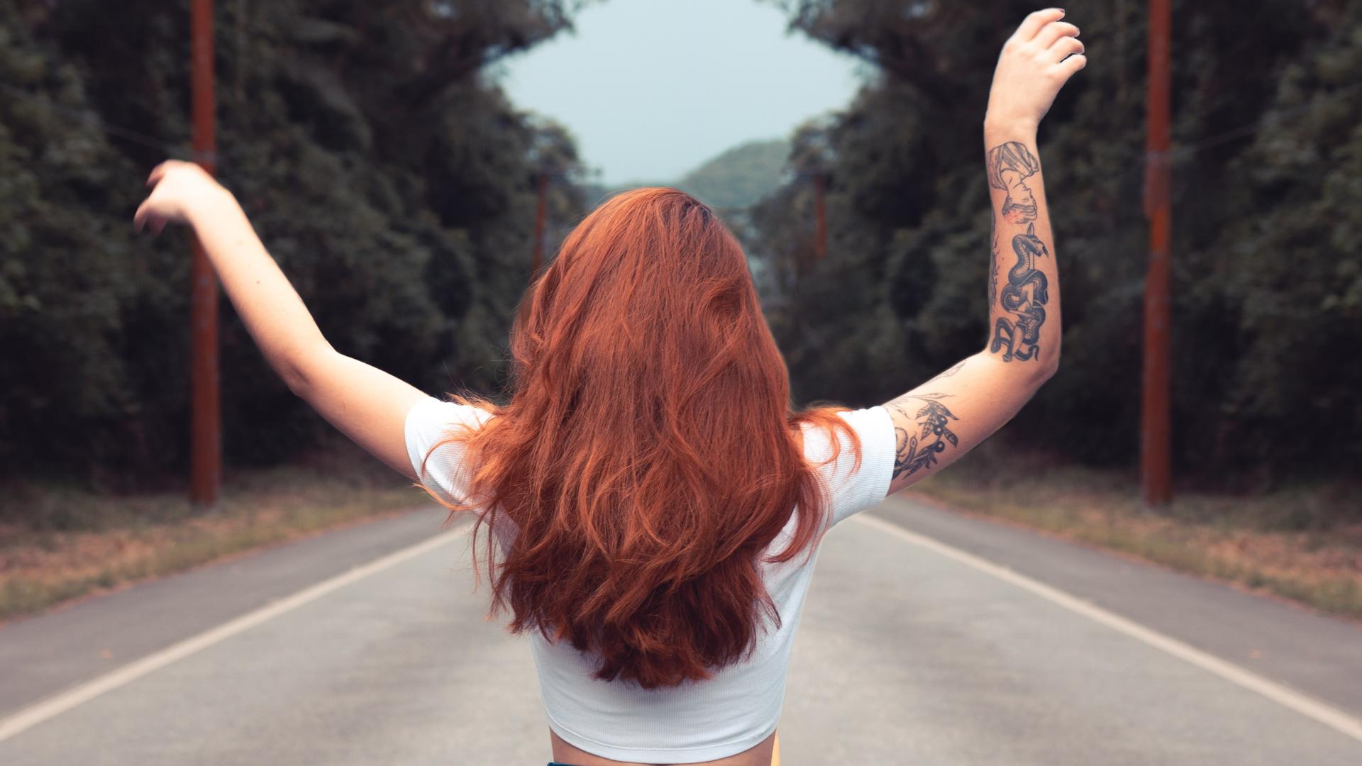 Frau Straße rote Haare Tattoo