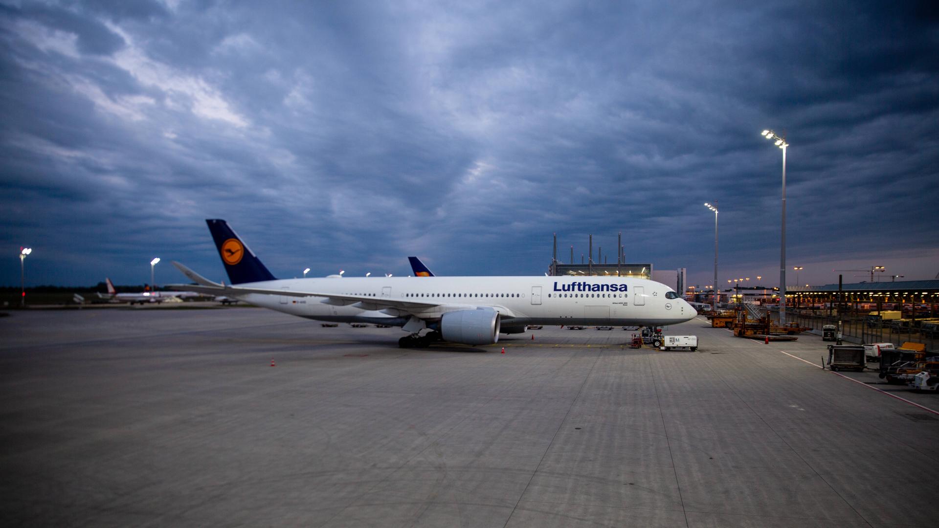 fliegen flugzeug flughafen reisen abend urlaub