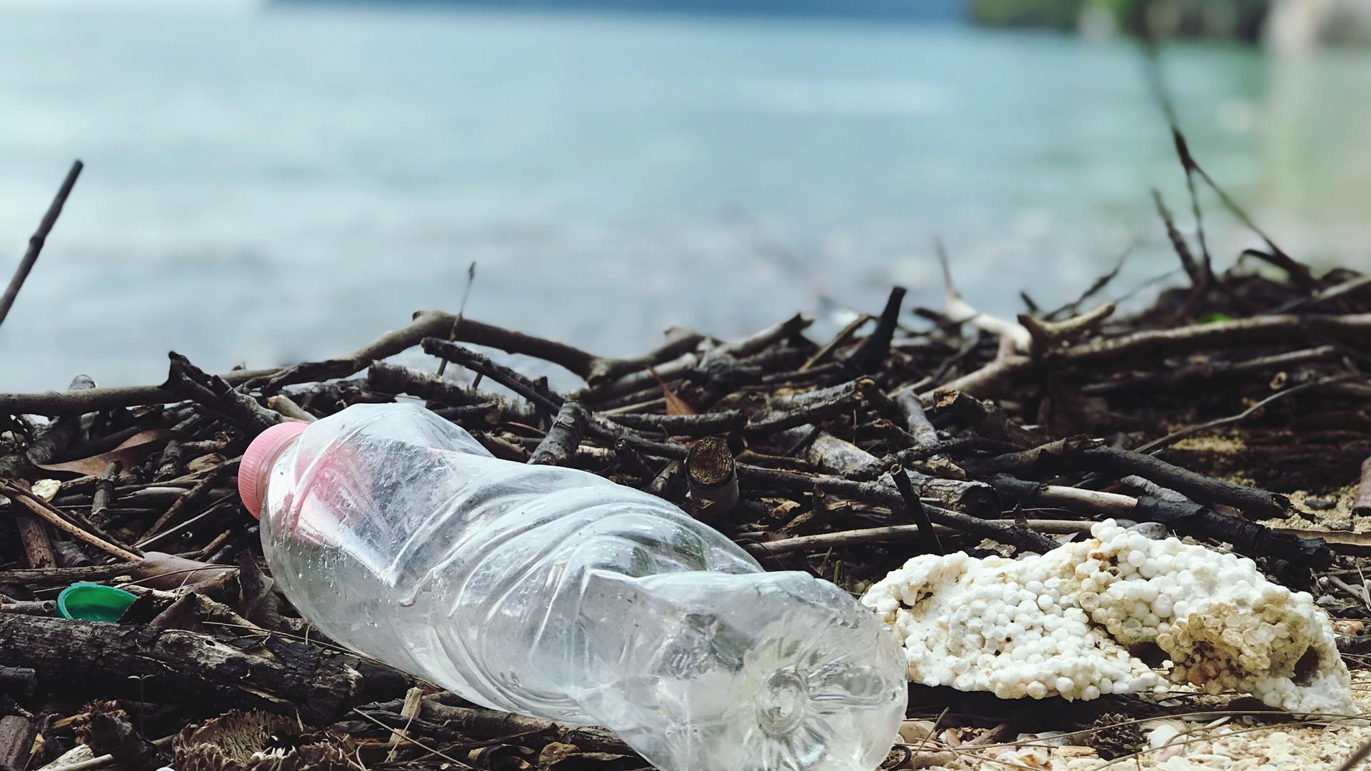 plastikflasche umweltverschmutzung strand
