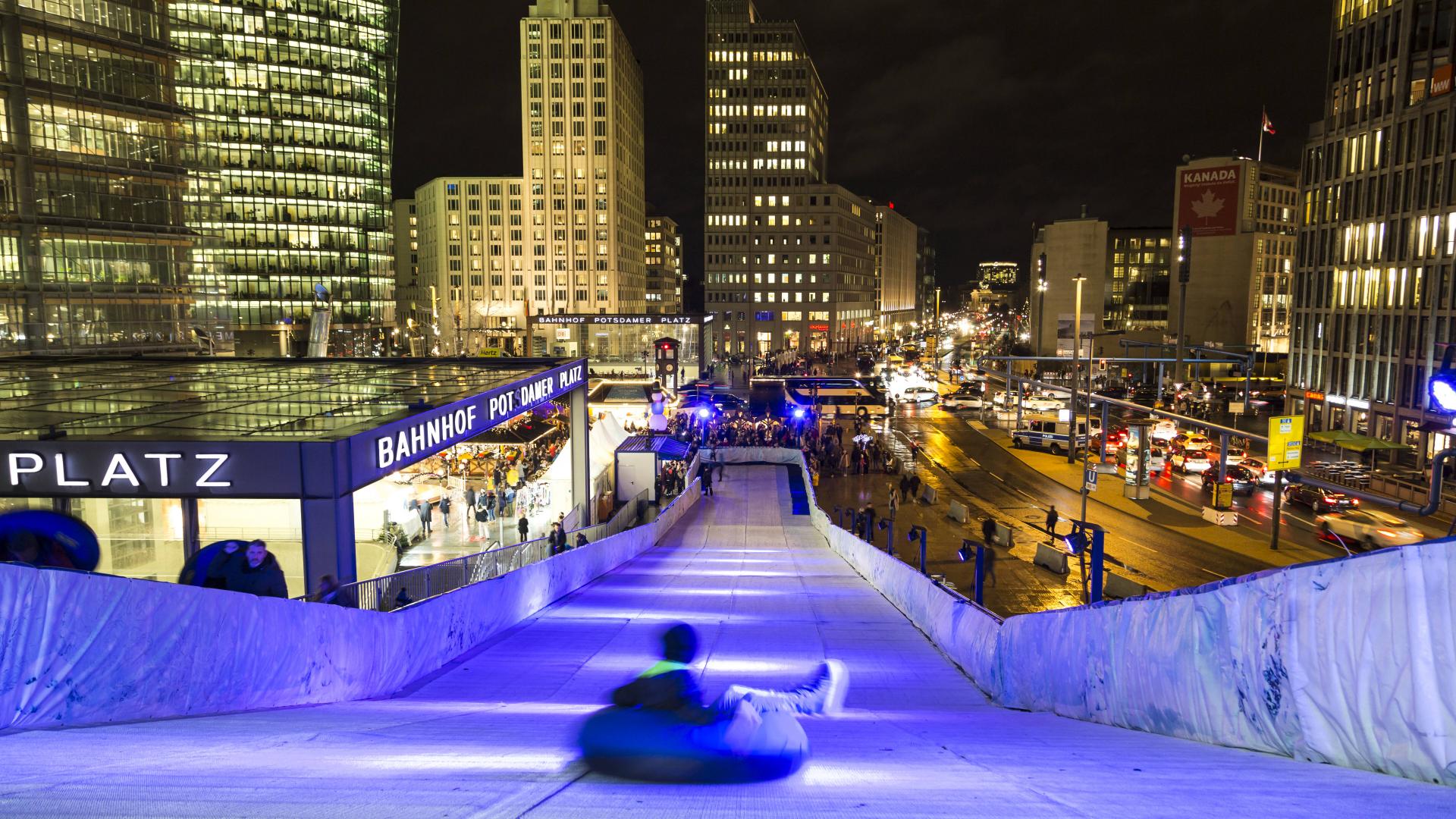 Winterwelt am Potsdamer Platz Weihnachtsmarkt Weihnachten Winter Rodelbahn Reifen