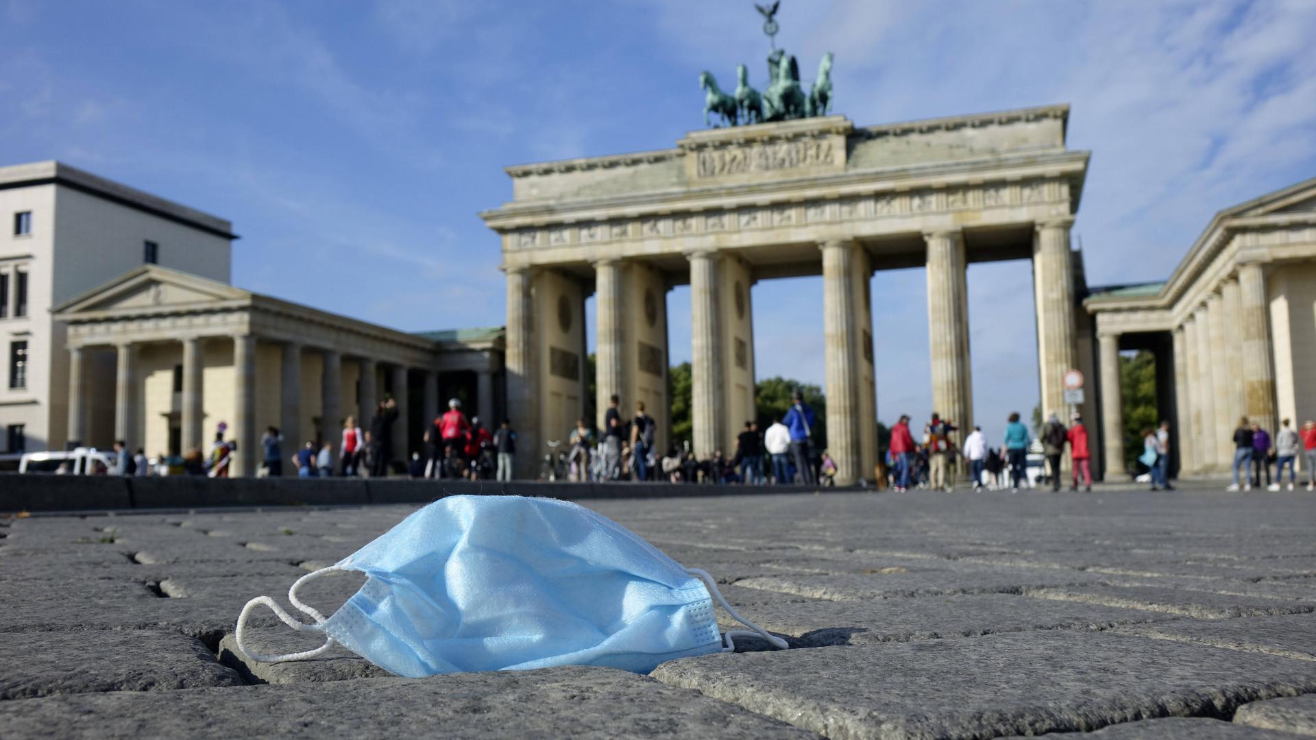 Berlin Mitte Brandenburger Tor corona maske