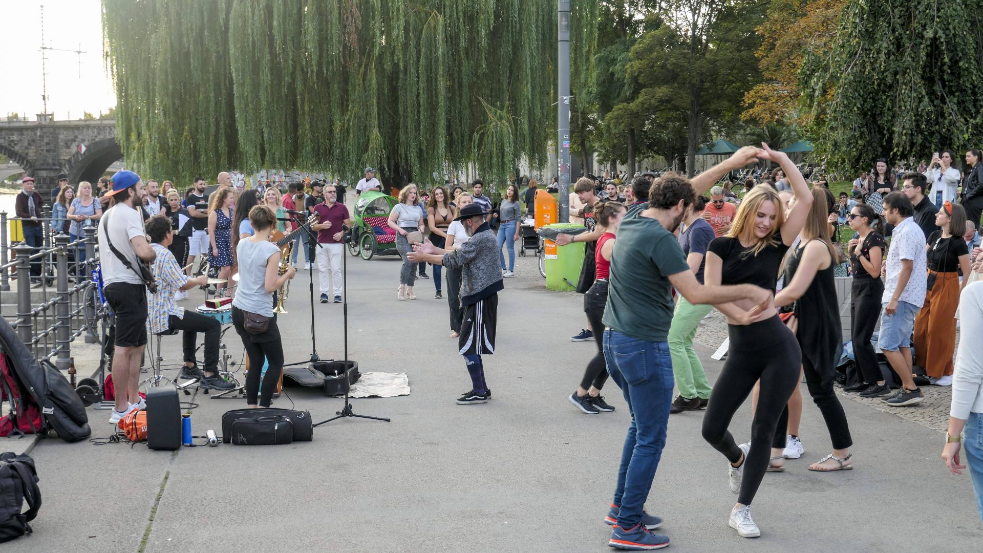 Strassenmusiker am James-Simon-Park, Berlin Mitte Strassenmusiker am James-Simon-Park an der Spree , Berlin Mitte *** St