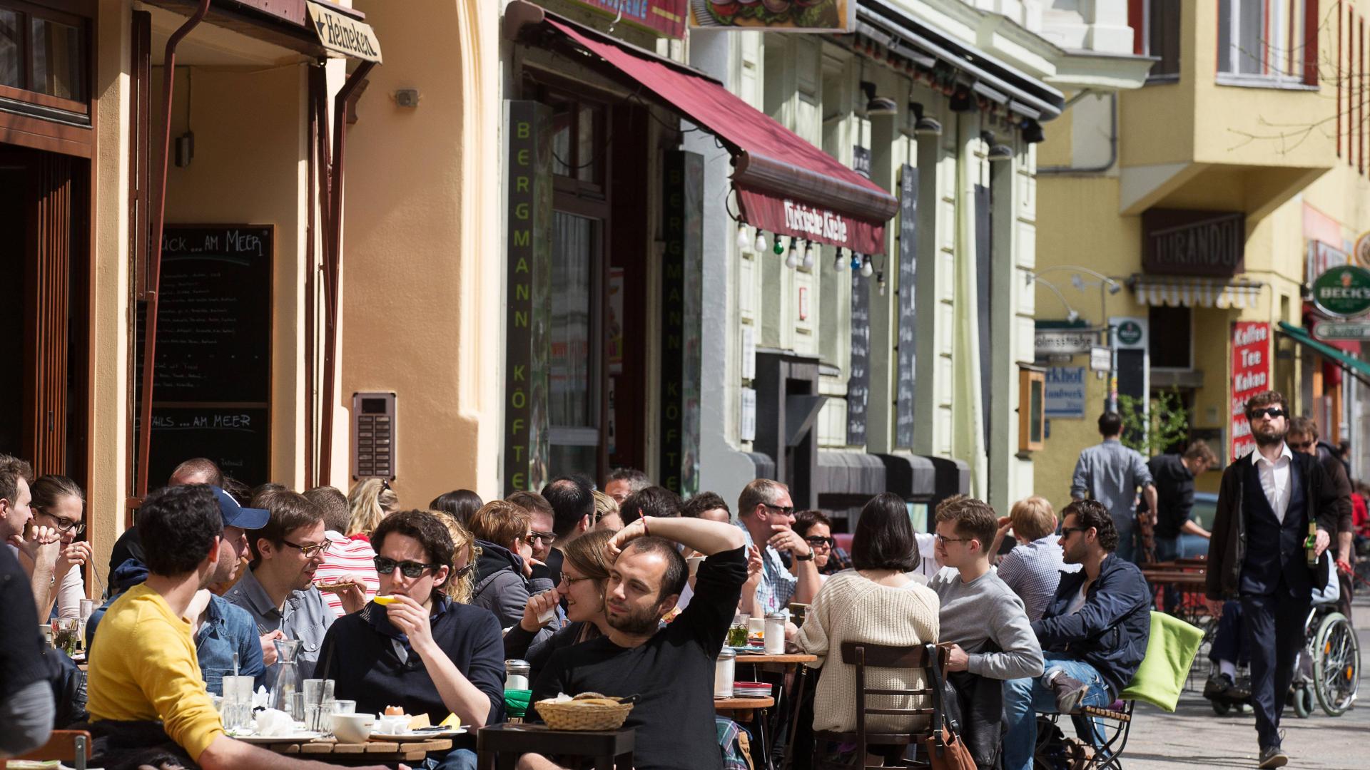 Die Berliner Bergmannstrasse in Kreuzberg. cafe menchen