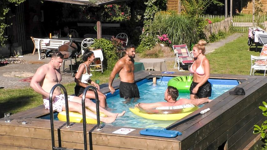 Sommerhaus der Stars Kandidaten am Pool