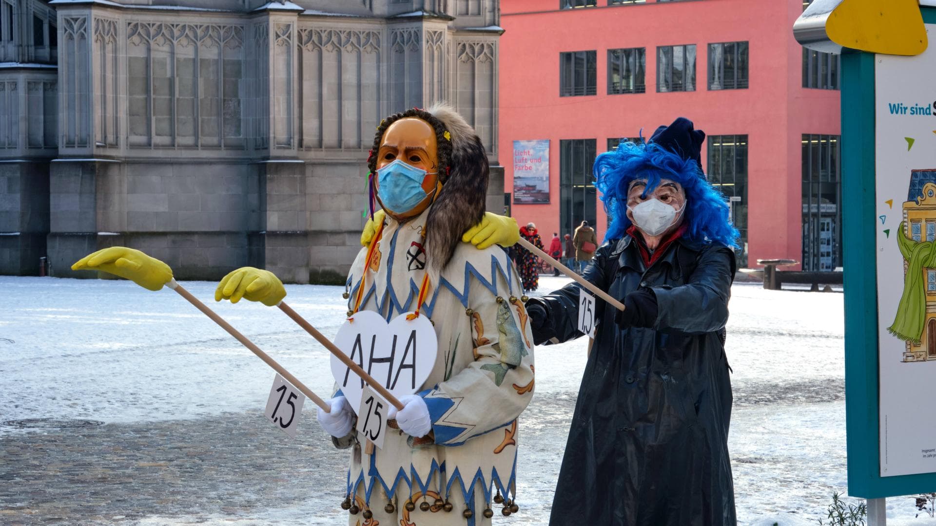 karneval mann frau verkleidung abstand