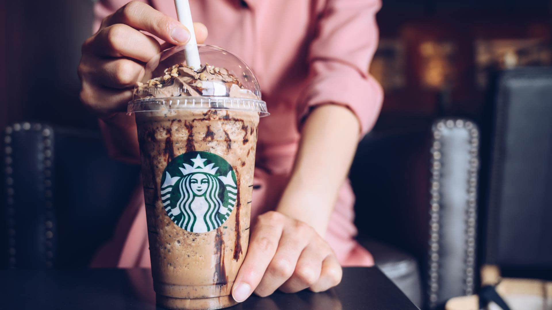 java chip chocolate cream starbucks-rezepte becher hände