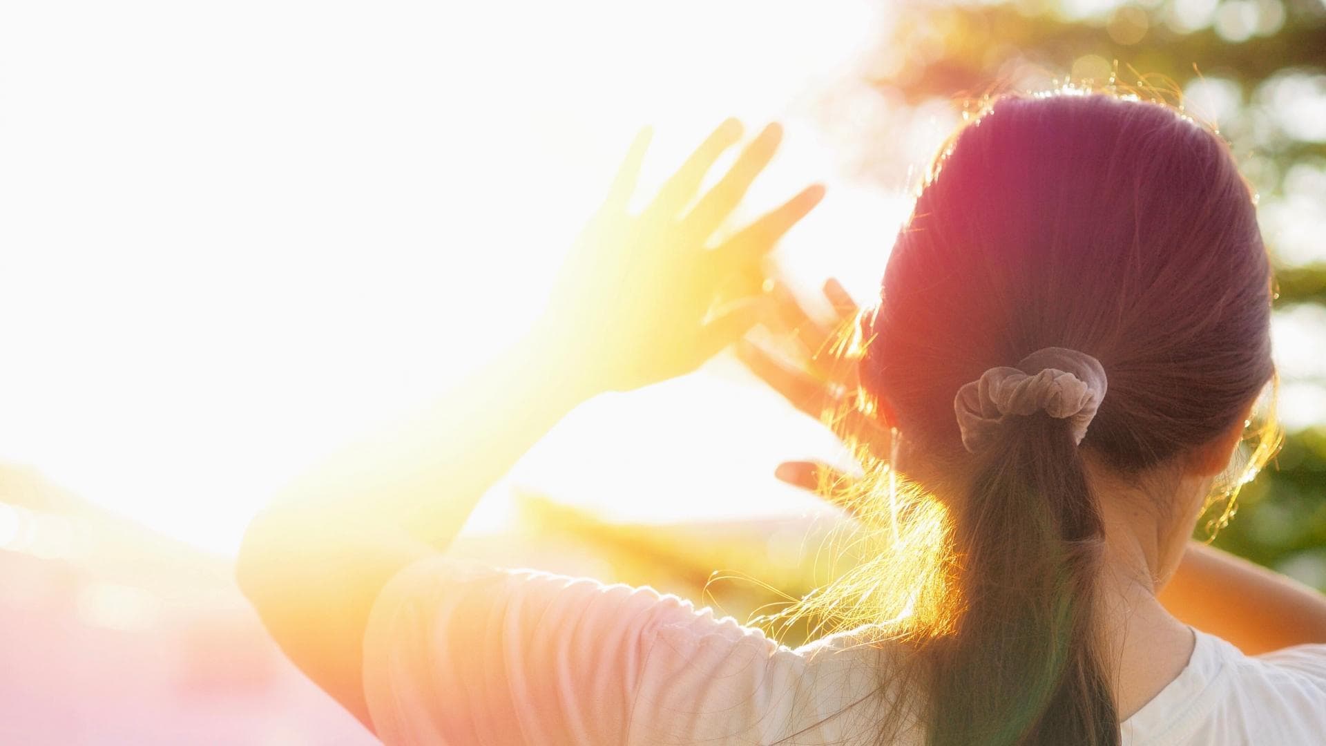 frau sonne hände abwehrhaltung zopf