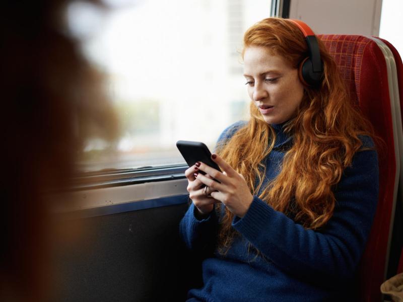 Frau Bahn Handy Kopfhörer