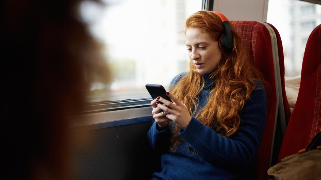 Frau Bahn Handy Kopfhörer