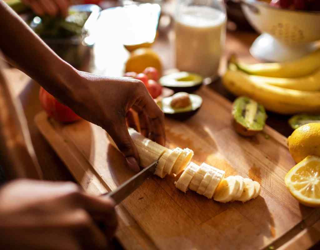 Banane essen bananenschale hand lecker rezept zubereiten küche