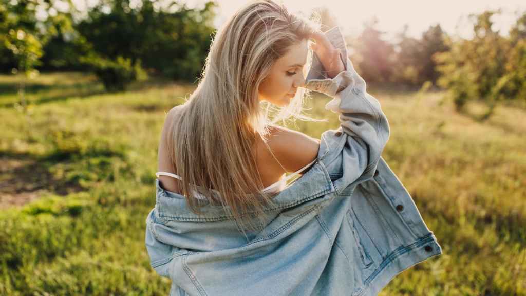 blonde frau jeansjeacke sonne nackte schultern