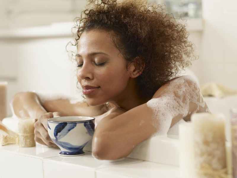 frau afro locken kaffee badewanne kerzen kaffee abführend kaffee verdauung