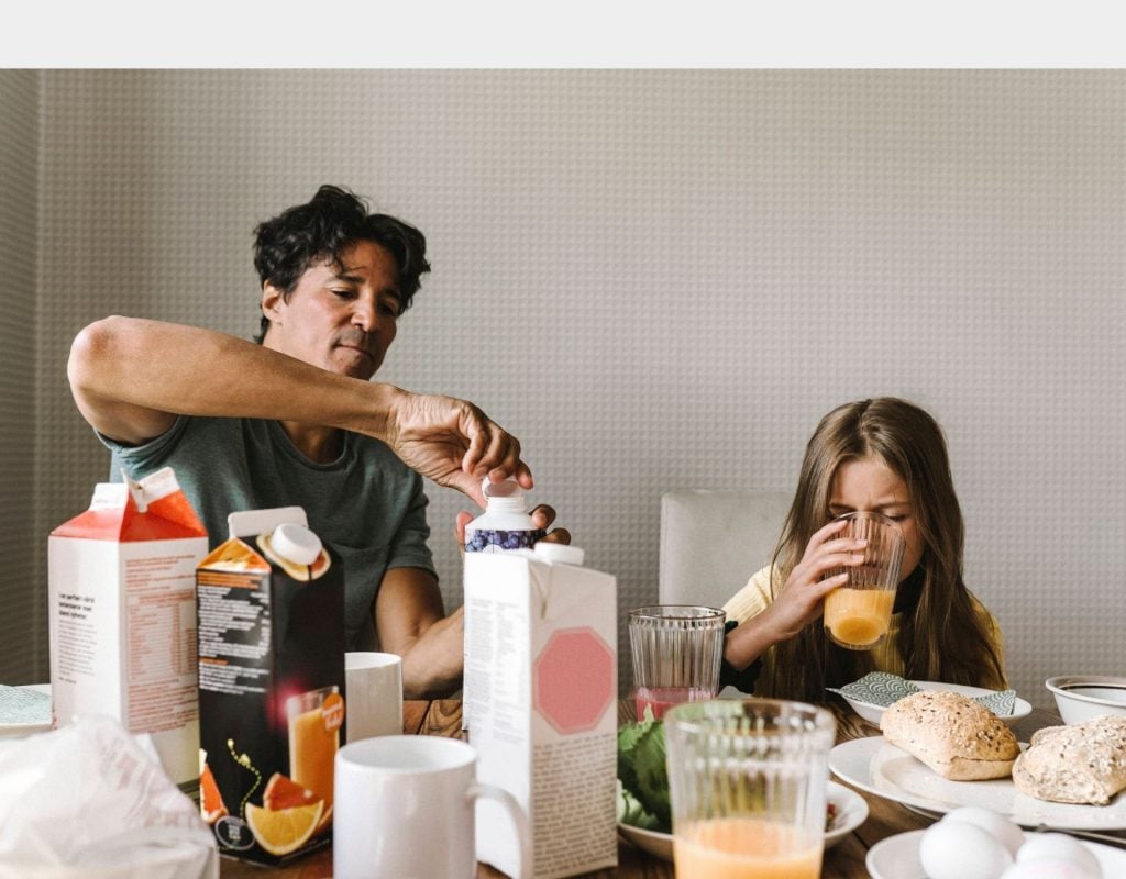 familie mann kind frühstück essen tisch zuhause