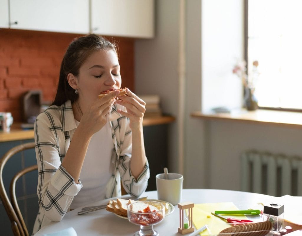 frühstück frau küche essen toast lecker morgen