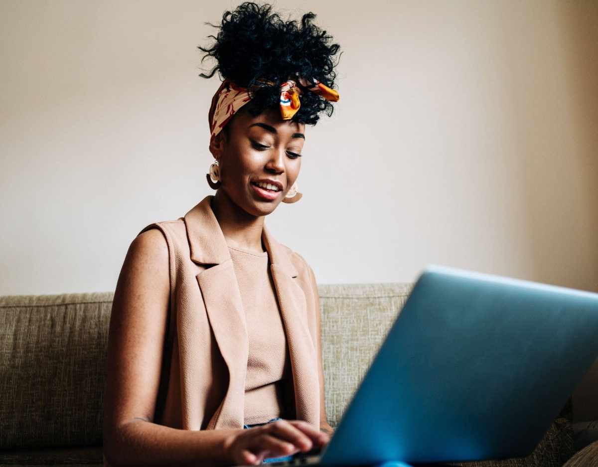 frau laptop arbeit hipster style happy afro