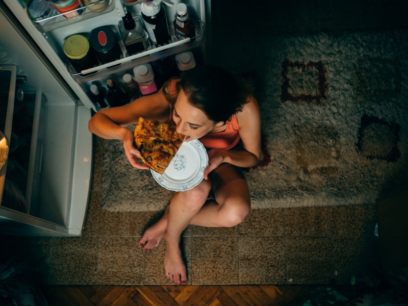 Frau nachts Kühlschrank essen Hunger